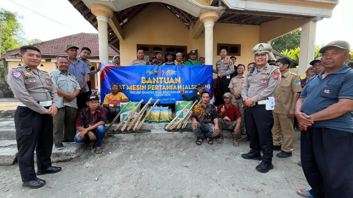Satlantas Polres Kediri bantu petani berikan alsintan. (Foto Polres Kediri)