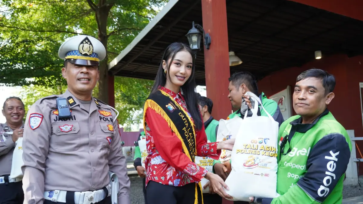 Satlantas Polres Kediri ketika memberikan bantuan sosial ke ojol. (Foto Polres Kediri)