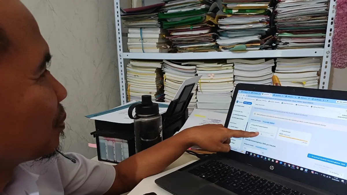 STAND BY: Operator Cabdindik Provinsi Jatim Wilayah Kediri beri layanan teknis selama SPMB. (Foto: Ayu Isma)