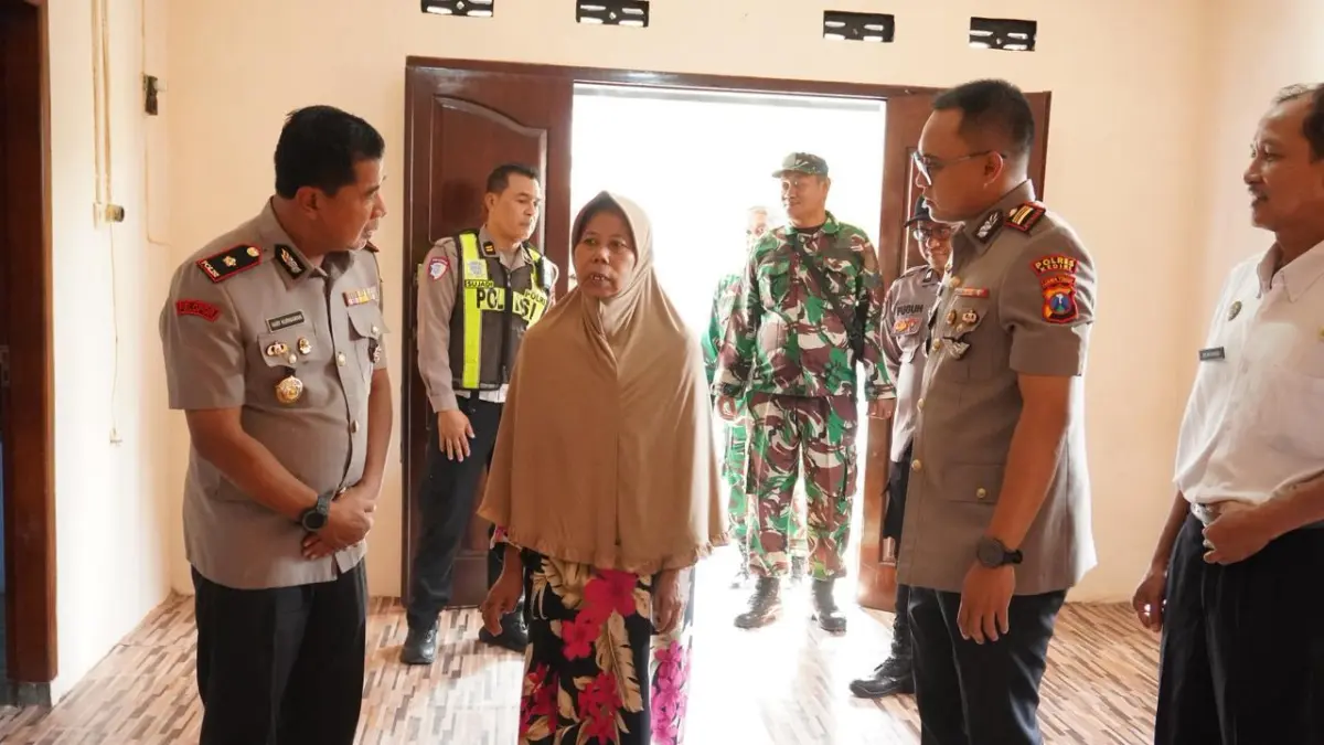 Wakapolres Kediri bersama Kasatlantas Polres Kediri saat kunjungi rumah warga yang direnovasi oleh Polres Kediri. (Foto Polres Kediri)
