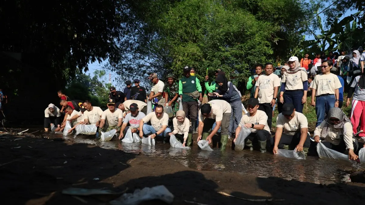 AKSI NYATA: Dari kiri, Wakil Rektor III Universitas Strada Indonesia Nurwijayanti, Komandan Brigif 16 Kolonel Inf M. Sujoko, GM Jawa Pos Radar Kediri Chafid Suyuti, Kasatbinmas Polres Kediri Kota Iptu Cahyo Widodo, Kepala Staf Kodim 0809 Mayor Inf Yuliadi Purnomo, Koordinator WWI Kediri Bima Nuryawan, Direktur JP Radar Kediri Kurniawan Muhammad, Wali Kota Vinanda Prameswati, Wawali Qowimuddin, Humas PT Gudang Garam Iwhan Tri Cahyono, Komandan Kompi Brimob AKP Joko Widodo, Pj Sekda Endang Kartika Sari di aliran Sungai Kedak Kelurahan Bujel kemarin (26/6).&nbsp;