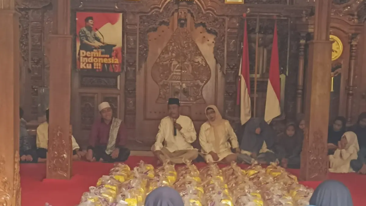 Kacabdin Kediri dan Istri Santuni Ratusan Anak Yatim-Janda