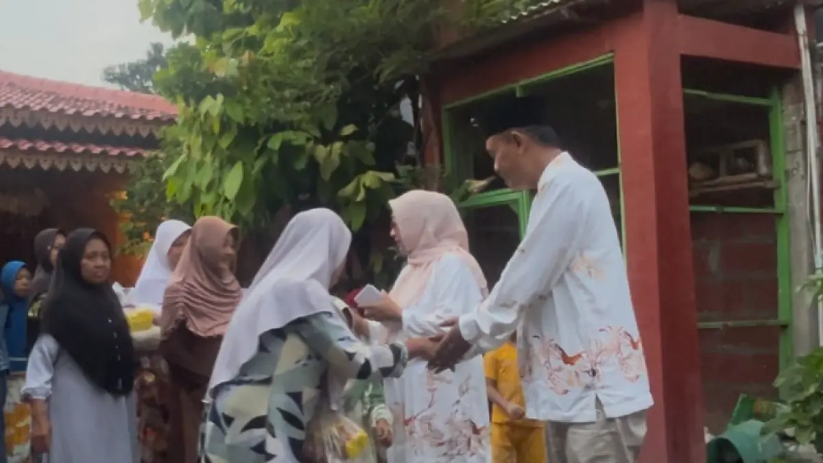 Kacabdin Kediri dan Istri Santuni Ratusan Anak Yatim-Janda