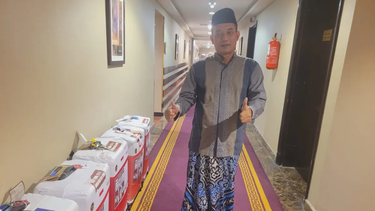 Ketua kloter ketika memeriksa koper para jemaah. (Foto Abdullah Rosyaad)
