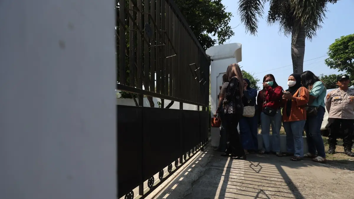 Para korban saat menggeruduk rumah terduga pelaku. (Foto Wahyu Adji)