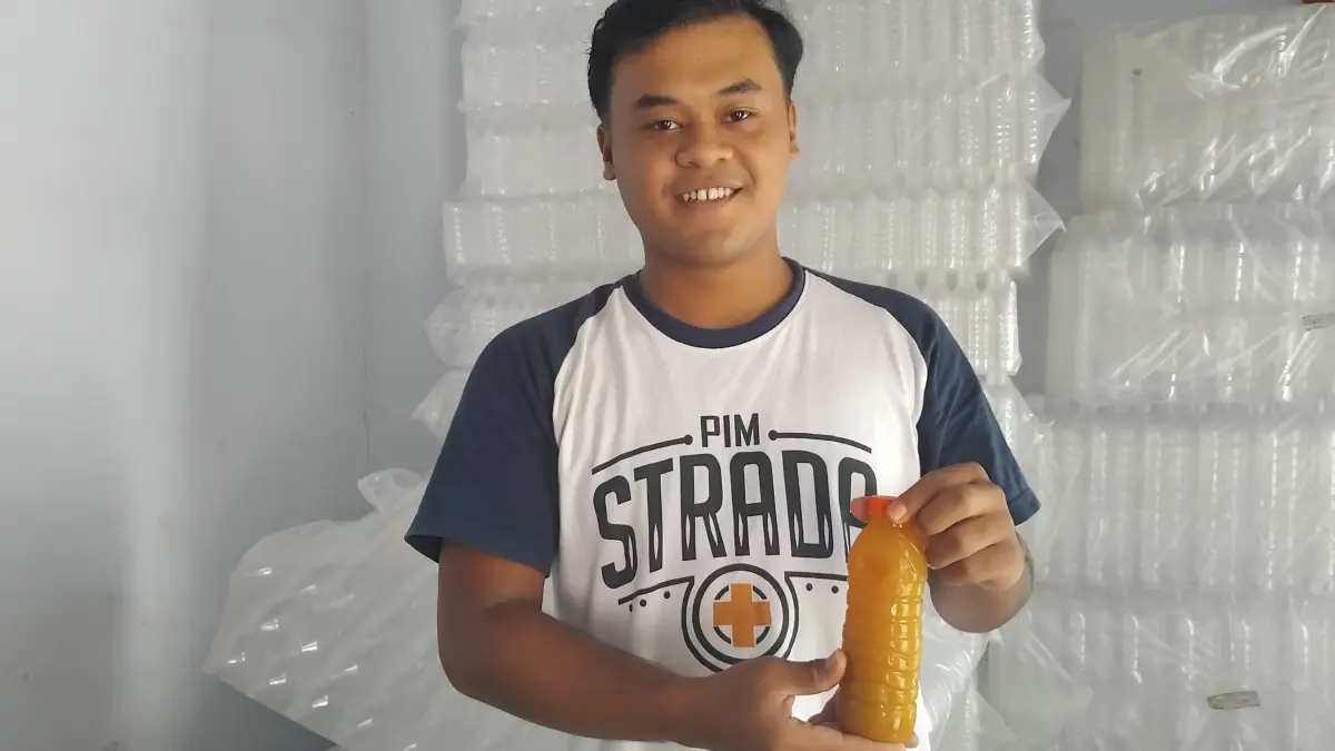 Pengusaha jamu tradisional rumahan menunjukkan produknya (Diana Yunita/JPRK)