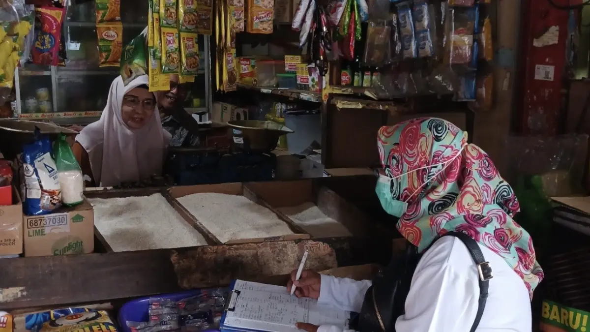 Petugas sensus ekonomi sedang melakukan pendataan door to door kepada pelaku usaha