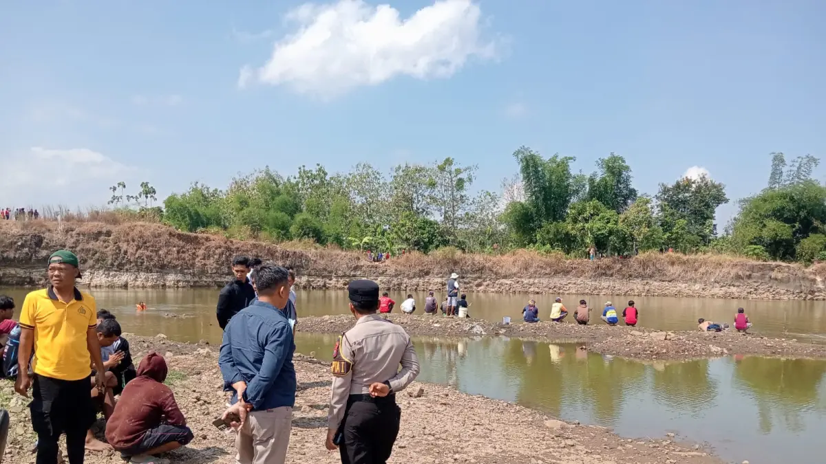 Polisi bersama warga mencari MZZH, remaja yang tenggelam di bekas galian C Desa/Kecamatan Tarokan. (Polsek Tarokan for JPRK)