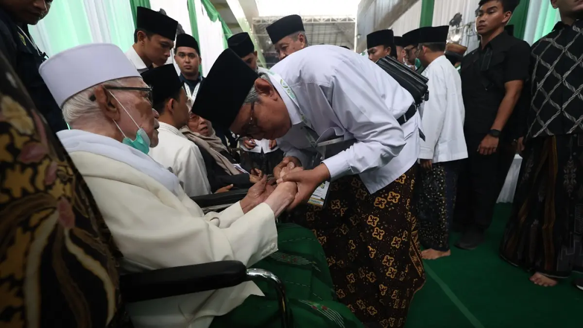 Salam-salaman saat penutupan Munas-Konbes di Ploso, Mojo, Kabupaten Kediri. (Foto Asad MS)