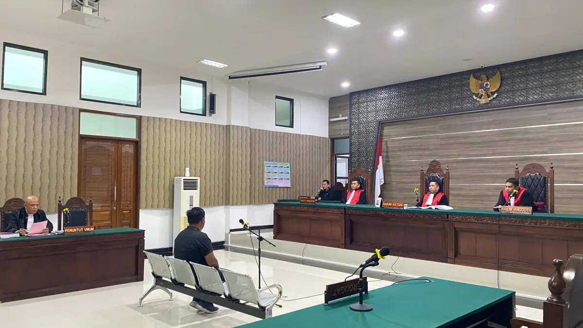 Tri Hartono, 34, terdakwa sopir bus HJ yang terlibat laka di simpang empat Muning. (Hilda/JPRK)