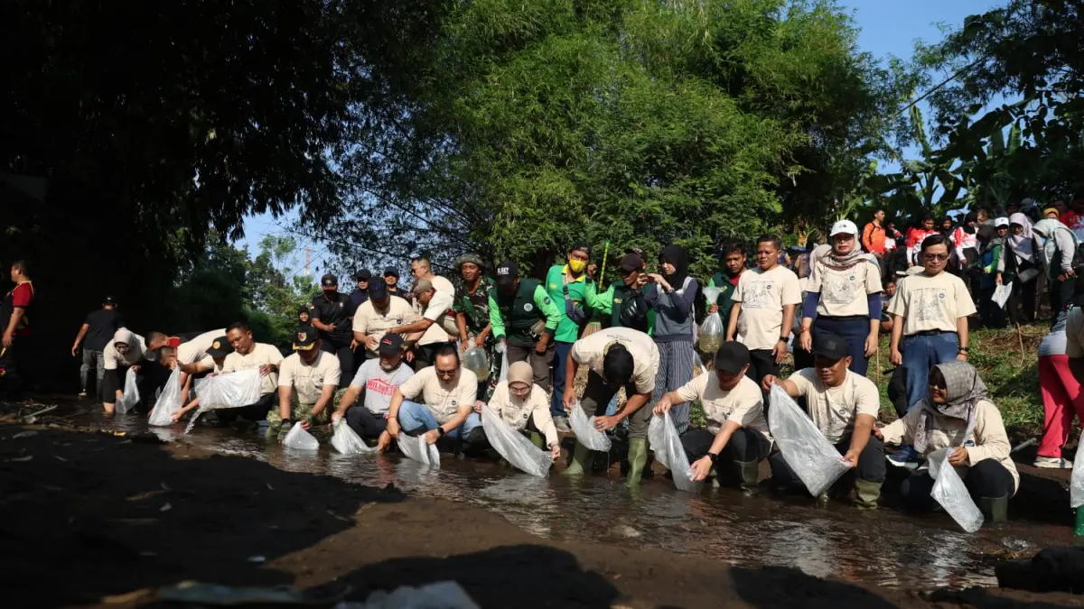 Wali Kota Kediri Vinanda, Wawali Gus Qowim, Direktur JPRK Kurniawan Muhammad, Humas PT Gudang Garam Tbk Iwhan Tri Cahyono, dan tamu undangan melakukan aksi tebar ikan di Sungai Kedak. (Wahyu Adji)
