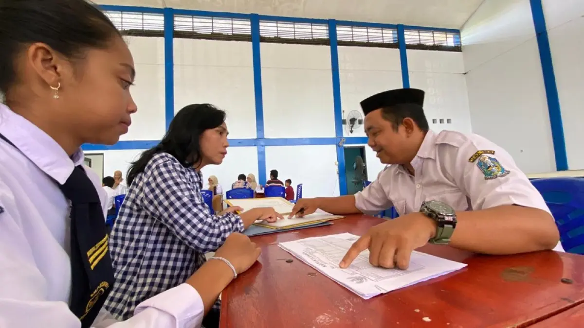 Warga saat konsultasi terkait pendaftaran murid baru di SMKN 1 Kota Kediri. (Foto: Hilda Nurmala)