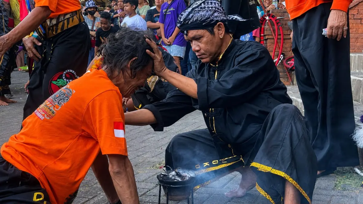 Salah satu pemain jaranan yang sedang kerasukan