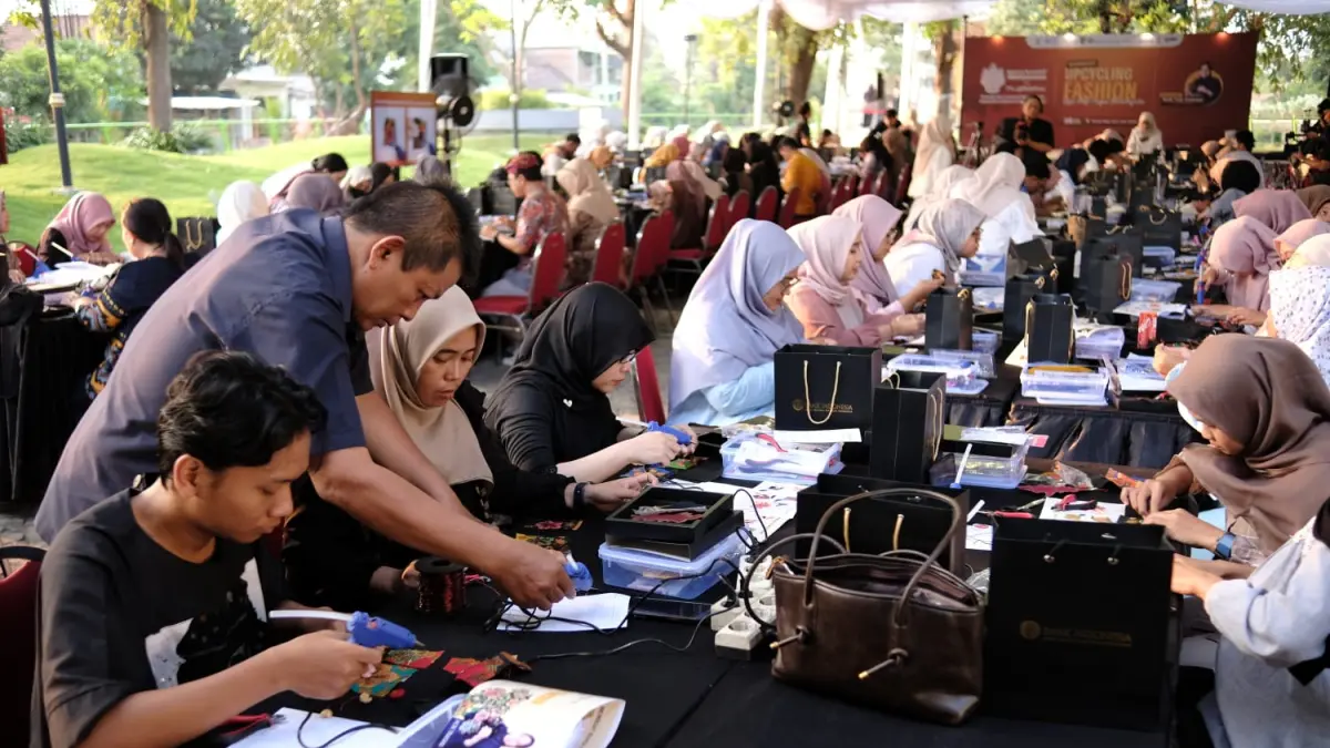 TERLATIH- Workshop Upcyling Fashion diikuti kelompok ibu-ibu mulai dari Fatayat, IWABI, PIPEBI, Aisyiyah, PKK dan DWP (Foto: Basid Alharis) 