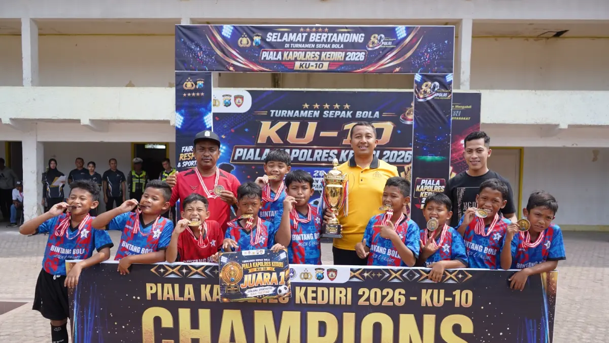 Kapolres saat memberikan piala padda pemenang turnamen sepak bola oleh Polres Kediri. (Foto Polres Kediri)