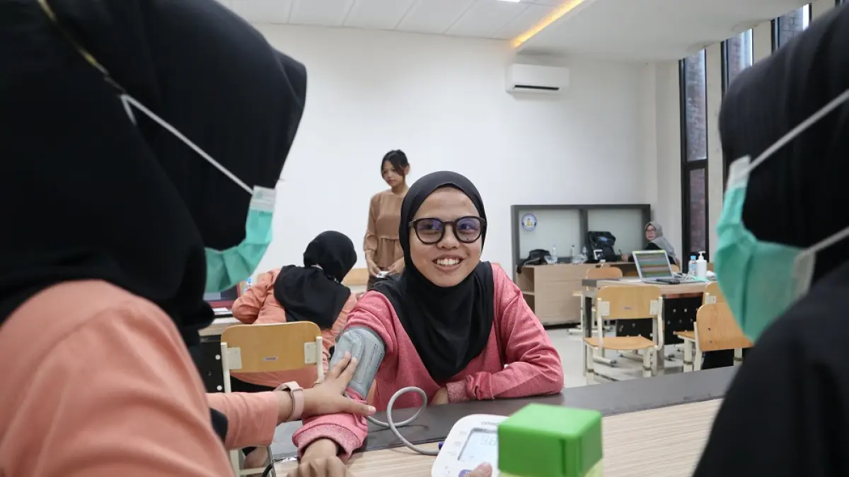 Petugas Dinas Kesehatan Kota Kediri melakukan pemeriksaan kesehatan kepada mahasiswa PSDKU Universitas Brawijaya Kediri, Senin (29/6). (Foto: Ayu Isma)