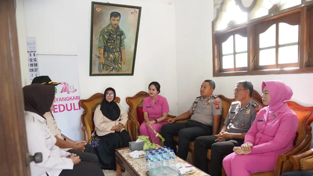 Polres Kediri saat lakukan anjangsana ke purnawirawan. 