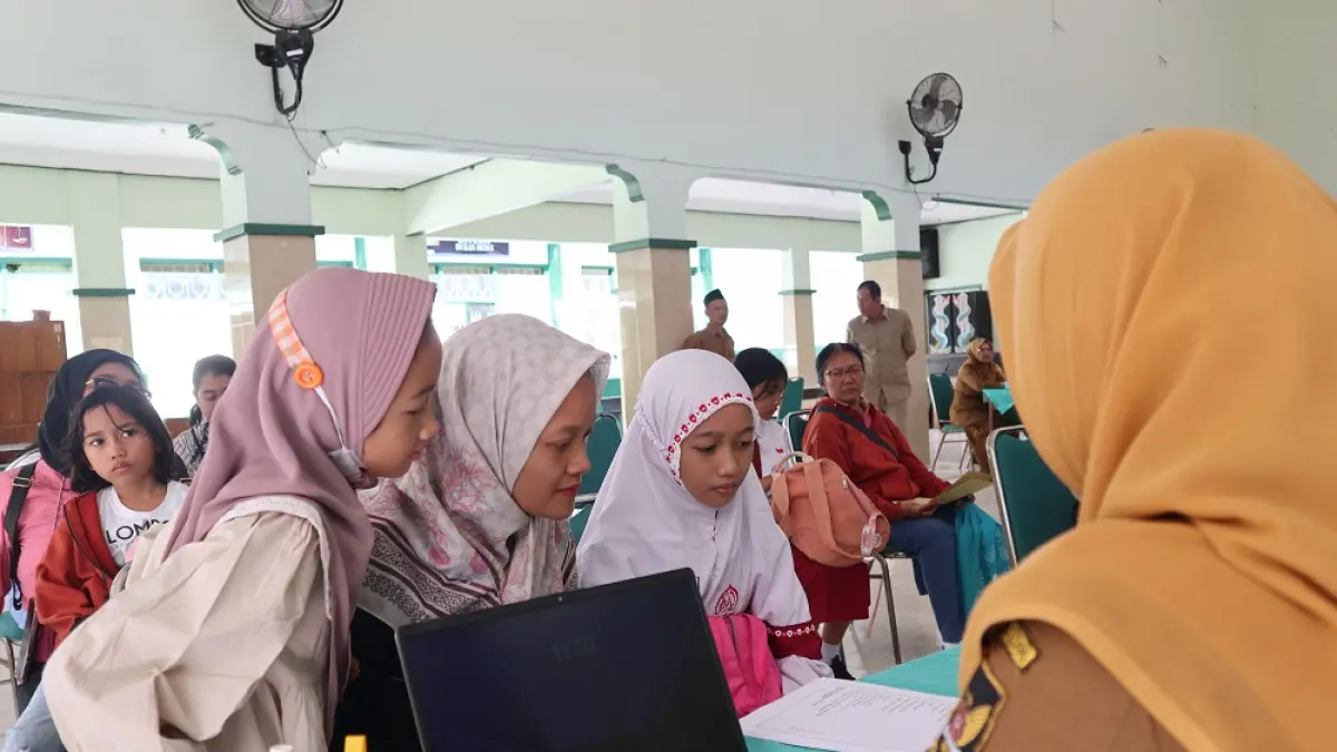 Siswa dan wali siswa melaksanakan daftar ulang di SMPN 1 Kota Kediri, Senin (29/6). (Foto: Ayu Isma)