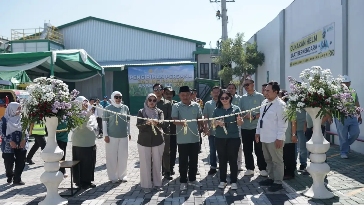POTONG PITA: Direktur Benih Tanaman Pangan Ditjen TP Dr. Ir. Ladiyani Retno Widowati, MSc; Direktur Hilirisasi Tanaman Pangan Ditjen TP Tiurmauli Silalahi, SP. MM; dan Ketua Asbenas H. Abasa