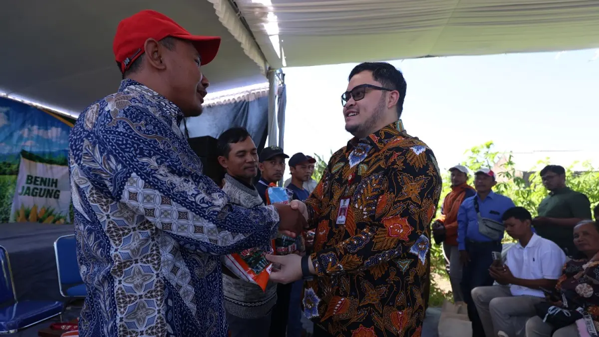 Bupati Dhito saat memberikan bantuan benih jagung. (Foto: Wahyu Adji)