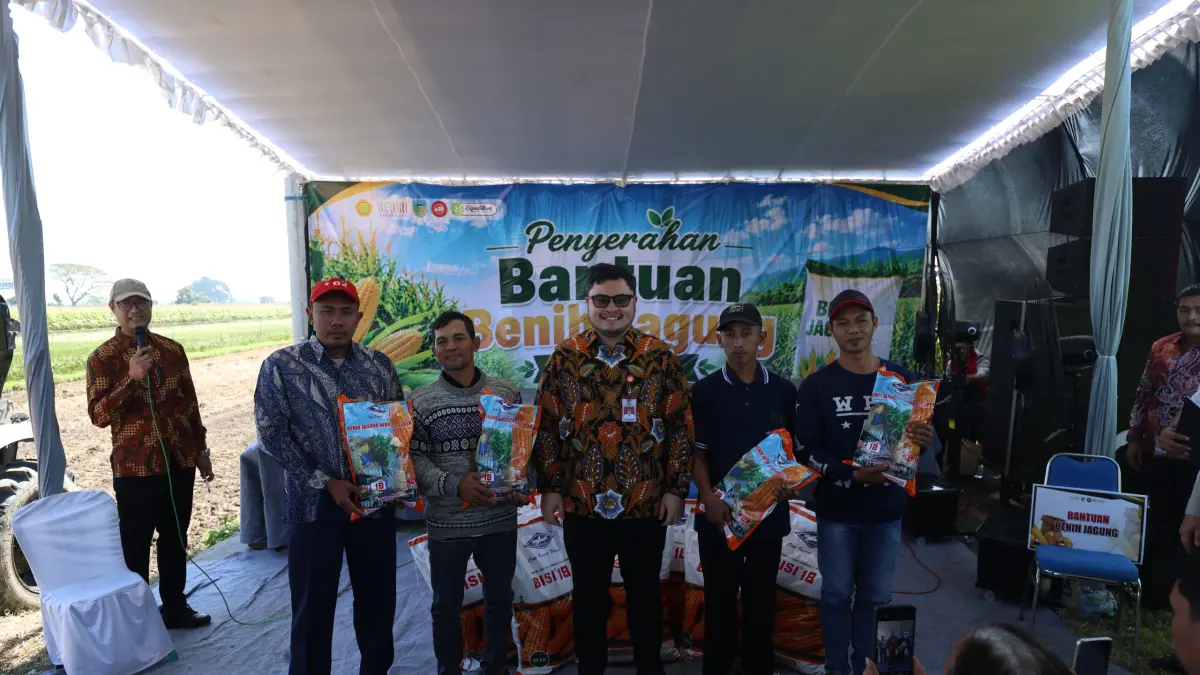 Bupati Kediri Hanindhito Himawan Pramana (tengah) bersama perwakilan kelompok tani yang mendapat bantuan benih jagung (30/6) di Kecamatan Ngasem.