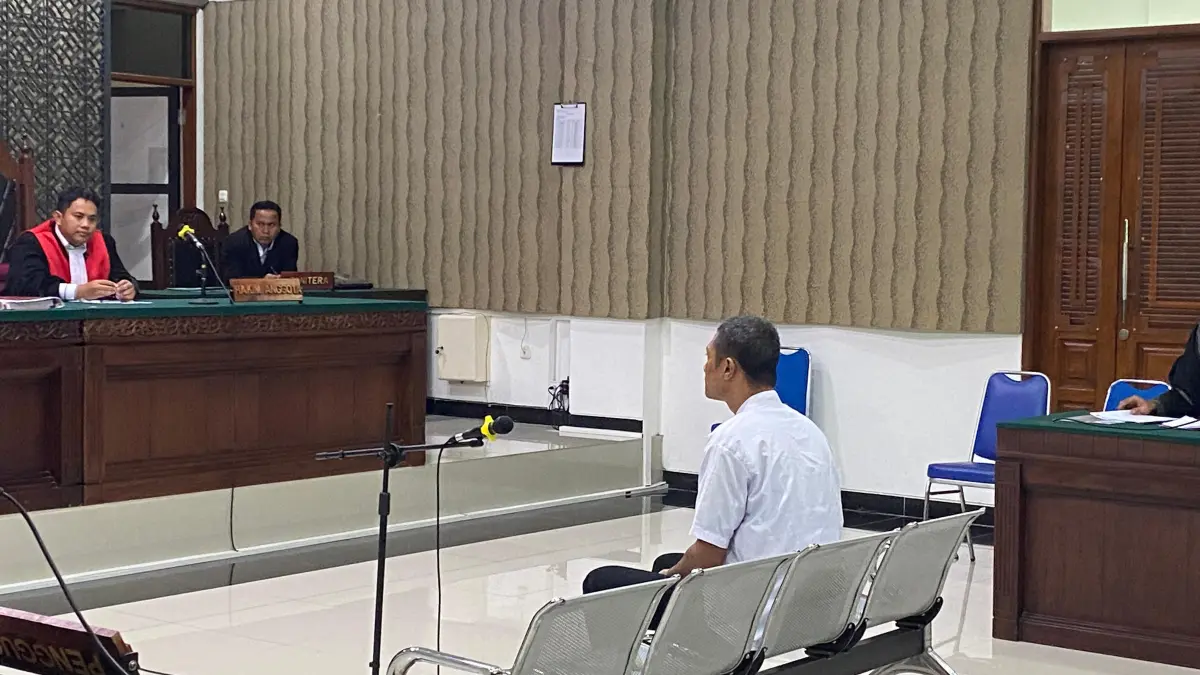 DAP, suami terdakwa penyelundup sabu di Lapas Kelas II A Kediri  jalani sidang perdana di PN Kediri kemarin. (Hilda/JPRK)