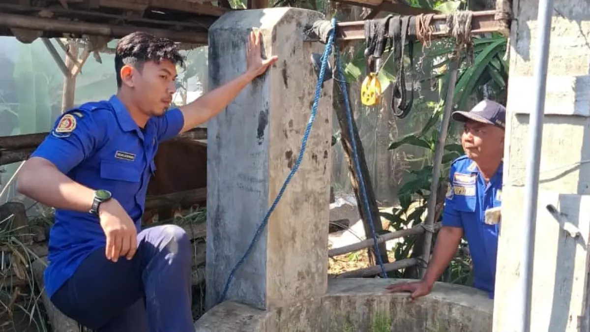 Petugas Damkar Kabupaten Kediri sedang melakukan proses evakuasi sapi terjebur di sumur (Foto Damkar Kabupaten Kediri)