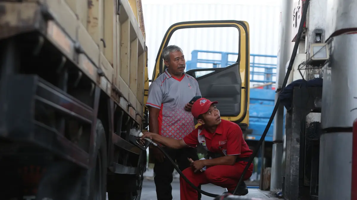 Petugas Pertamina melayani pembelian solar. (Wahyu Adji/JPRK)