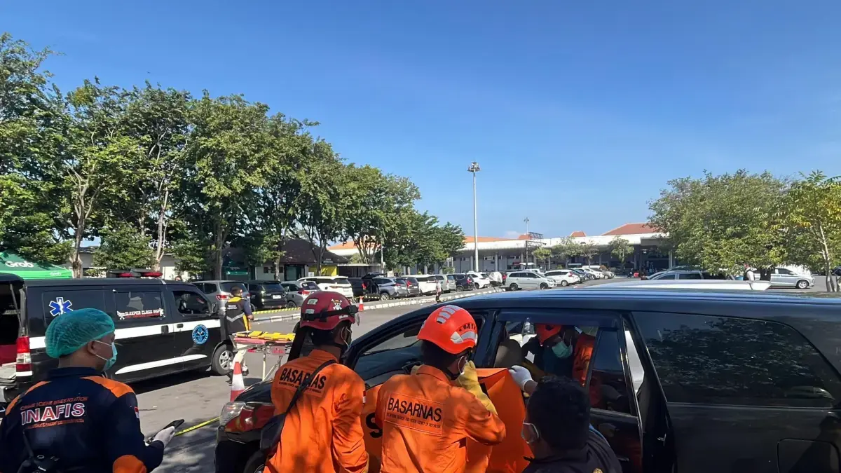 proses evakuasi ASN di Pemkab Bangkalan yang ditemukan tewas dalam mobil di Bandara Juanda (Humas Basarnas Surabaya)