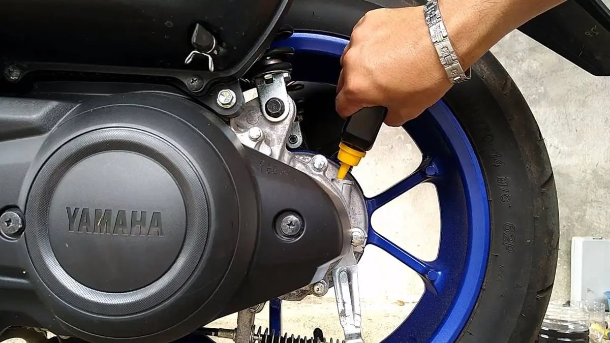 Ilustrasi oli gardan motor matic (Sumber Foto : momotor.id)
