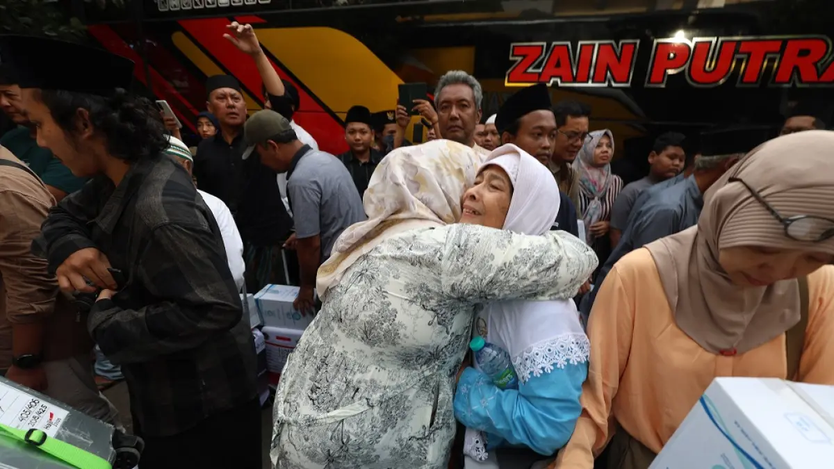 Jemaah haji Kota Kediri melepas rindu dengan keluarga usai menyelesaikan ibadah haji di Tanah Suci. Rombongan haji tiba di GOR Jayabaya pada Rabu (1/7) sore. (Foto: Wahyu Adji)