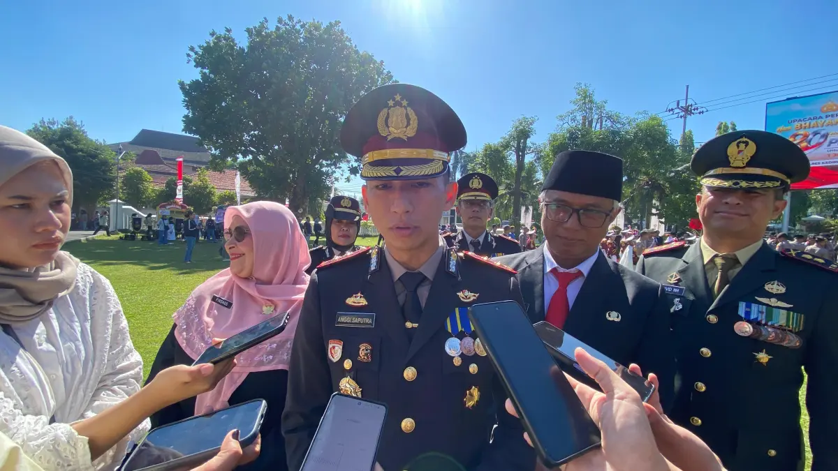 Kapolres Kediri Kota AKBP Dr. Anggi Saputra Ibrahim saat diwawancarai terkait pelaksanaan Hari Bhayangkara ke-80. (Hilda Nurmala Risani/JPRK)