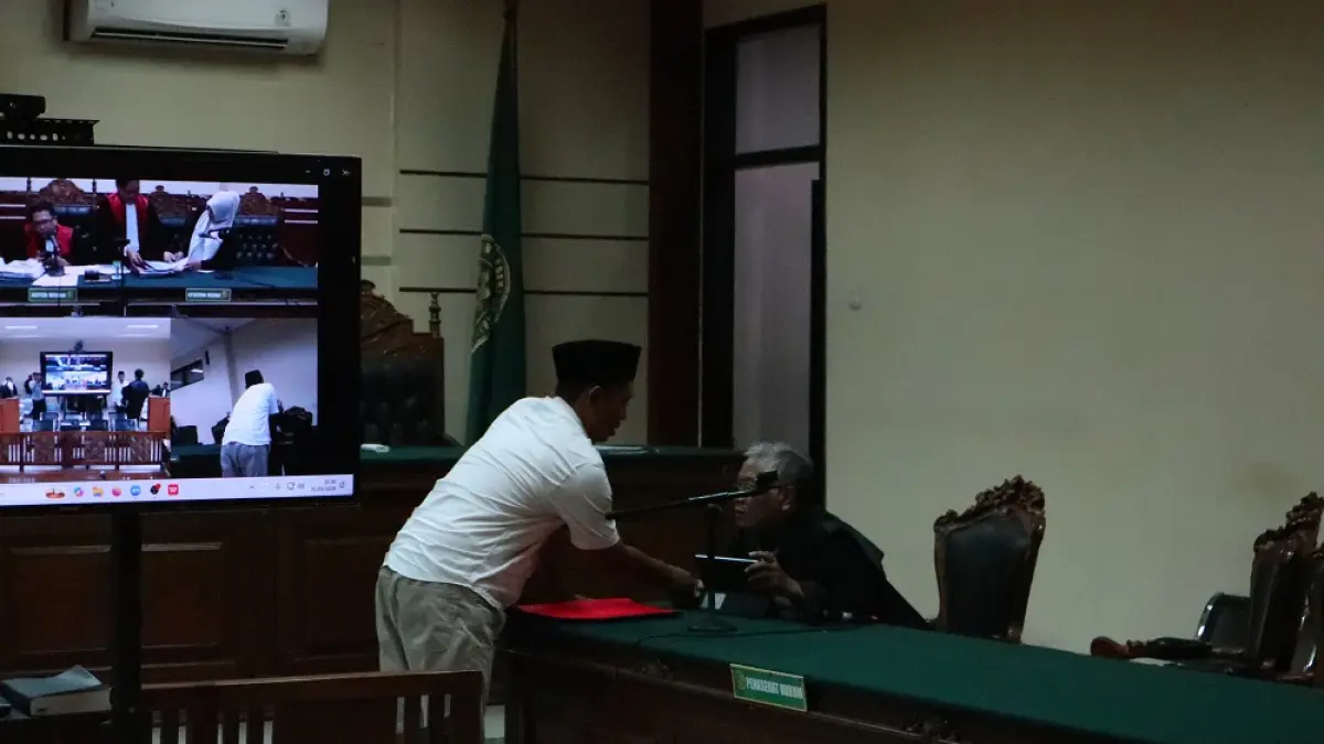 Saat Sutrisno melakukan konsultasi ke PH ketika saat persidangan lalu. (Foto Asad MS)