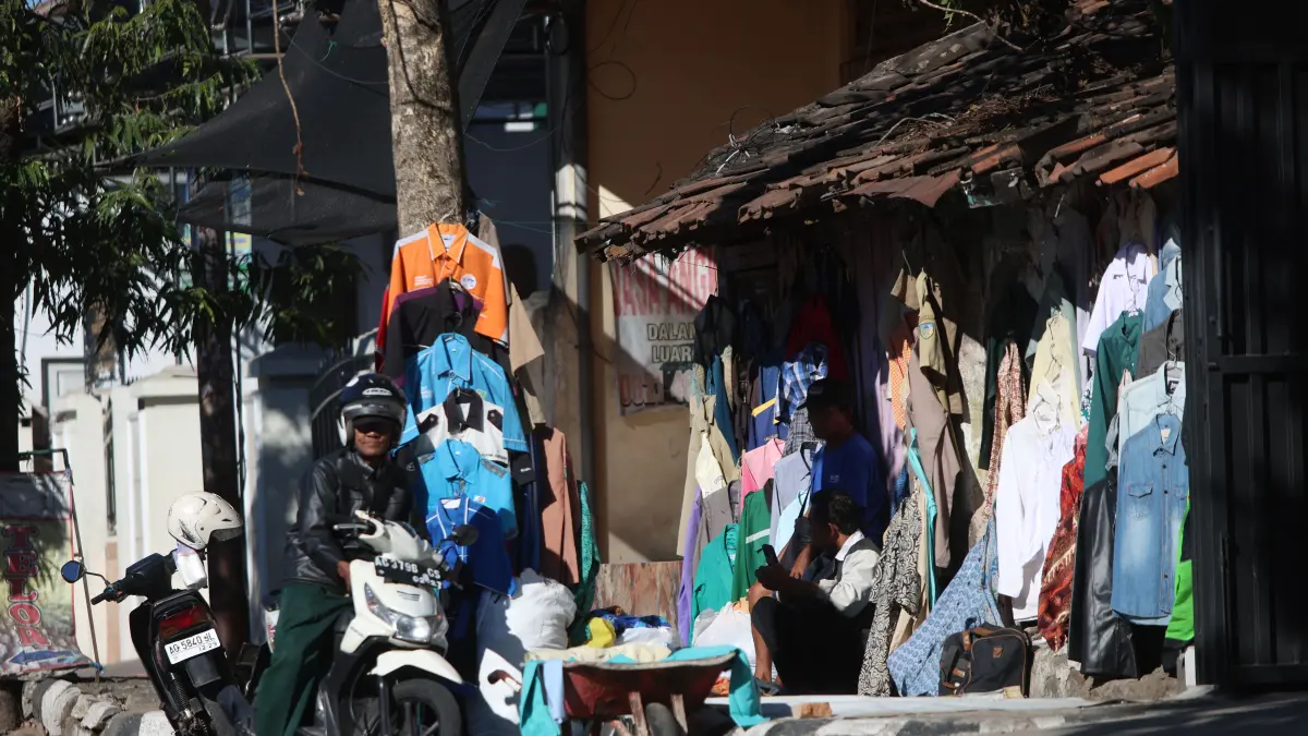 CARI NAFKAH : Pedagang baju bekas di Jalan Sam Ratulangi Kota Kediri nekat tetap berjualan meski telah ada larangan dari Pemkot Kediri. (Wahyu Adji/JPRK)