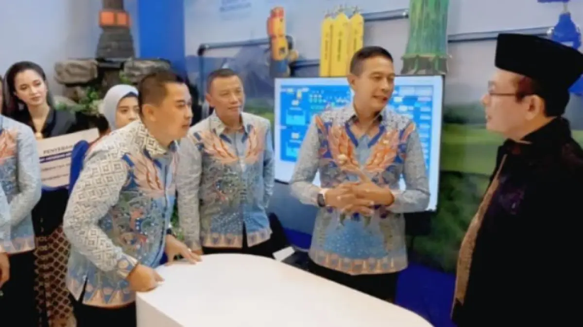 Dirut Perumda Tugu Tirta Priyo Sudibyo mendampingi Wali Kota Malang Wahyu Hidayat dan Wali Kota Payakumbuh Dr. dr. Zulmaeta Sp.OG-KFM yang tertarik dengan aplikasi inovasi Anjungan Air Minum Gratis Tutir. (Foto: Dok. Perumda Tugu Tirta)