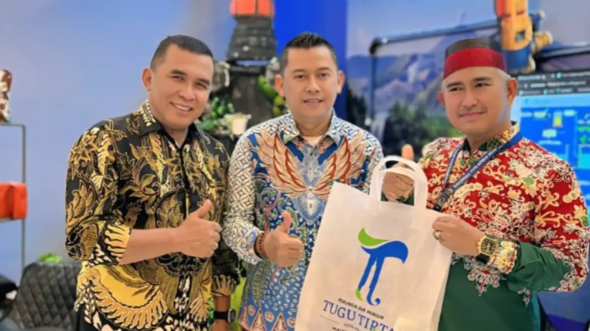 Dirut Perumda Tugu Tirta Priyo Sudibyo menerima kunjungan Wali Kota Tarakan, dr. H. Khairul, M.Kes yang tertarik dengan aplikasi Tutir dan inovasi Anjungan Gratis.  (Foto: Dok. Perumda Tugu Tirta)