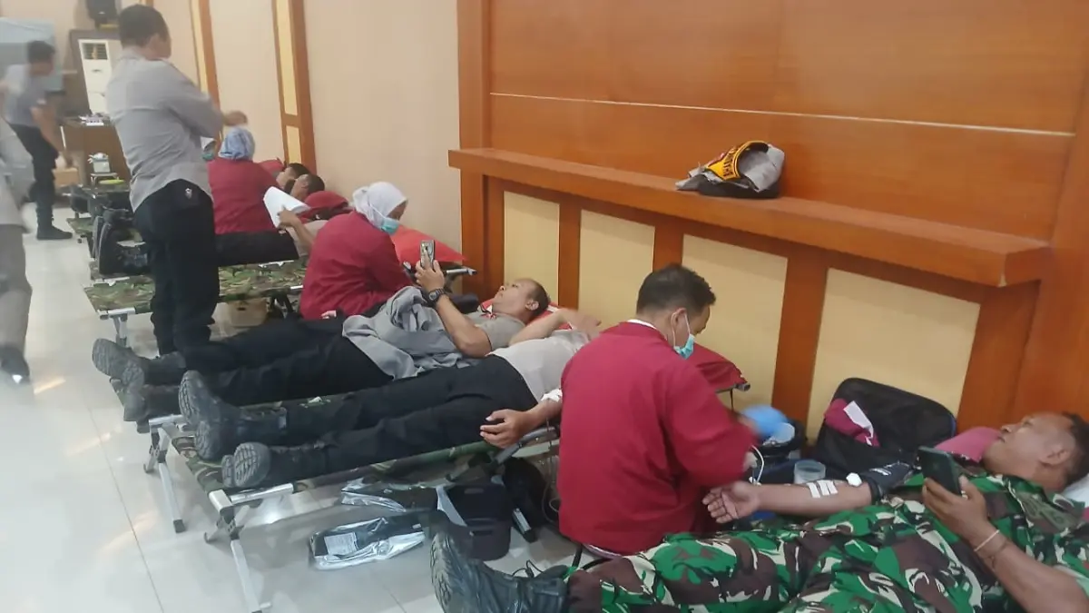 Donor darah Polres Kediri dalam menyambut Hari Bhayangkara ke-80 (Sumber Foto : Imam Fathoni/JPRK)