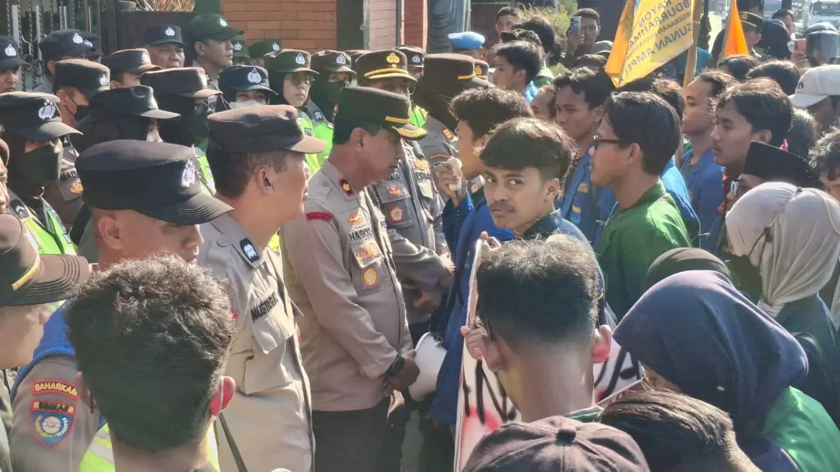 Foto: Asad M.S//

EVALUASI MBG: Puluhan mahasiswa melakukan aksi di depan kantor DPRD Kabupaten Kediri. Mereka meminta agar dapur MBG atau SPPG di Kediri ditutup.

&nbsp;