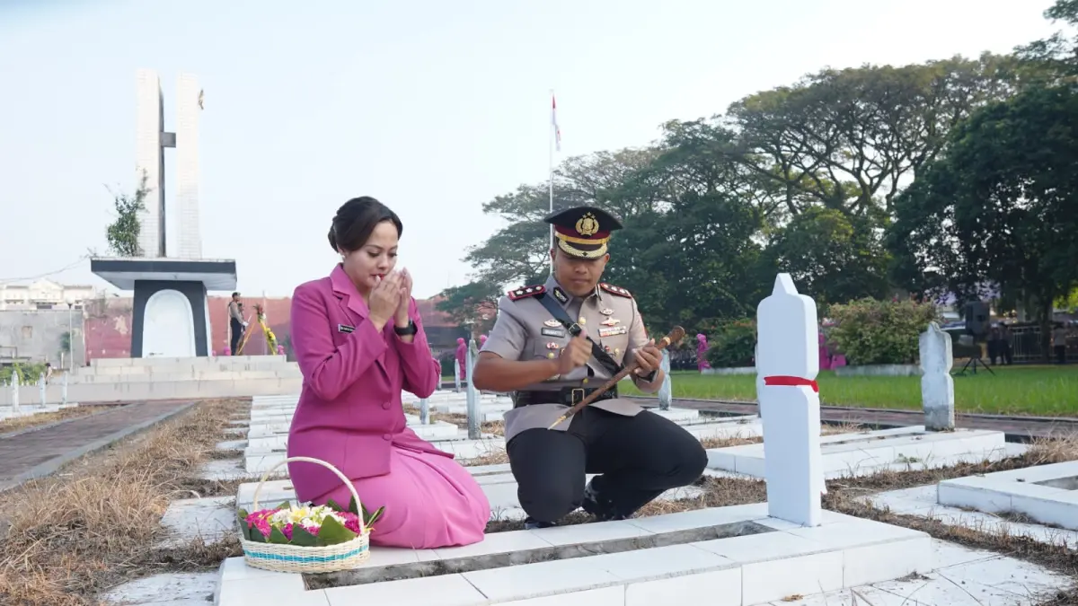 Kapolres Kediri AKBP Bramastyo Priaji bersama sang istrinya Ketua Bhayangkari Cabang Kediri Ny. Ratih Bramastyo sedang ziarah kubur ke Taman Makam Pahlawan Canda Bhirawa Kec. Pare (Sumber Foto : Imam Fathoni/JPRK)