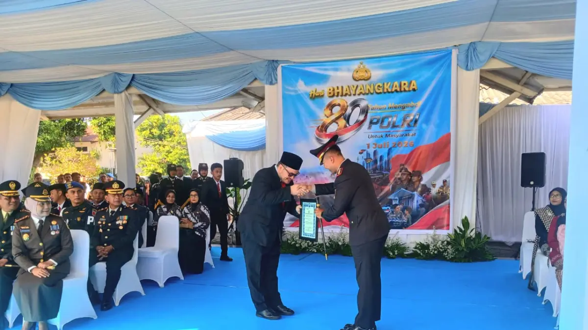 Kapolres Kediri AKBP Bramastyo Priaji menyerahkan Piagam Penghargaan kepada Bupati Kediri sebagai bentuk apresiasi atas peran aktif, dukungan dan sinergitas dalam membantu tugas-tugas kepolisian (Sumber Foto : Imam Fathoni/JPRK)