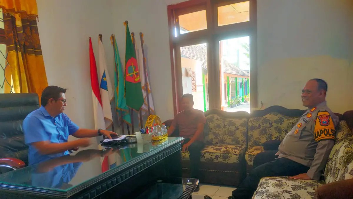 Kapolsek Kunjang AKP Miftakhudin mengunjungi Kades Juwet untuk meningkatkan sinergi jaga kamtibmas (Sumber Foto : Imam Fathoni/JPRK)
