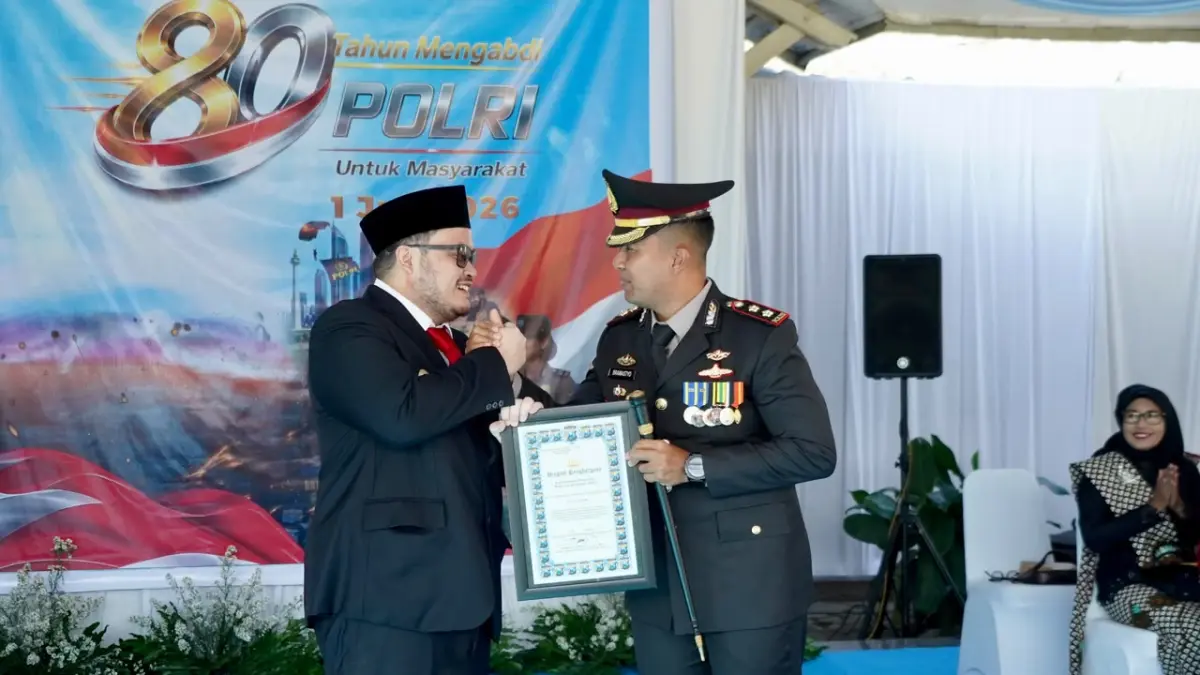Mas Dhito terima Piagam Penghargaan dari Kapolres Kediri AKBP Bramastyo Priaji sebagai bentuk apresiasi atas dukungan serta kerja kerja sama yang terjalin antara Pemkab Kediri dengan Polres Kediri (Sumber Foto : Imam Fathoni/JPRK)