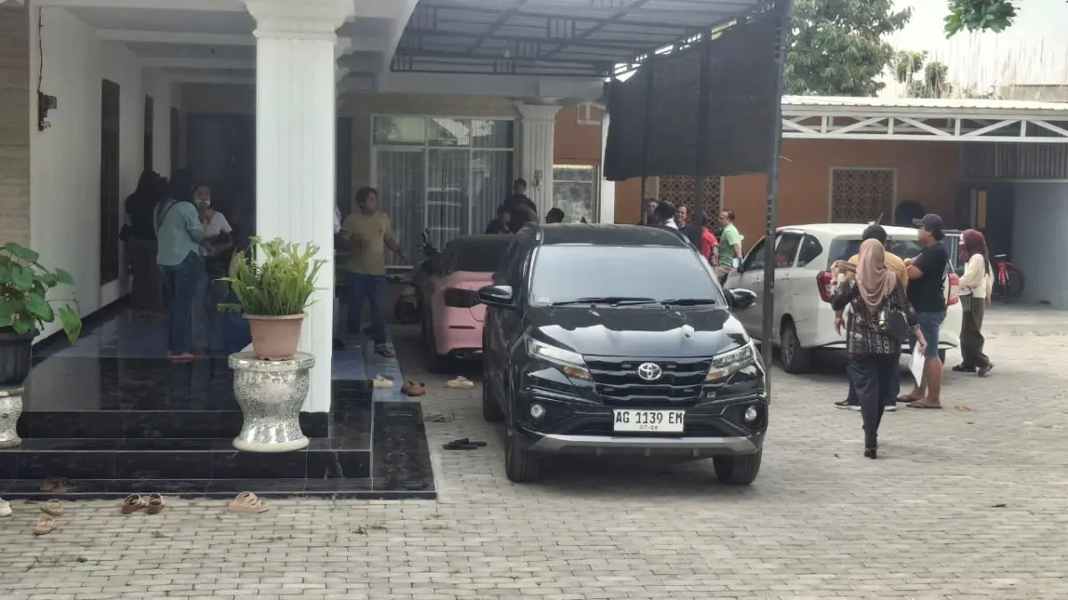 Peserta arisan yang merasa dirugikan mendatangi rumah pengelola arisan yang juga istri anggota polisi.