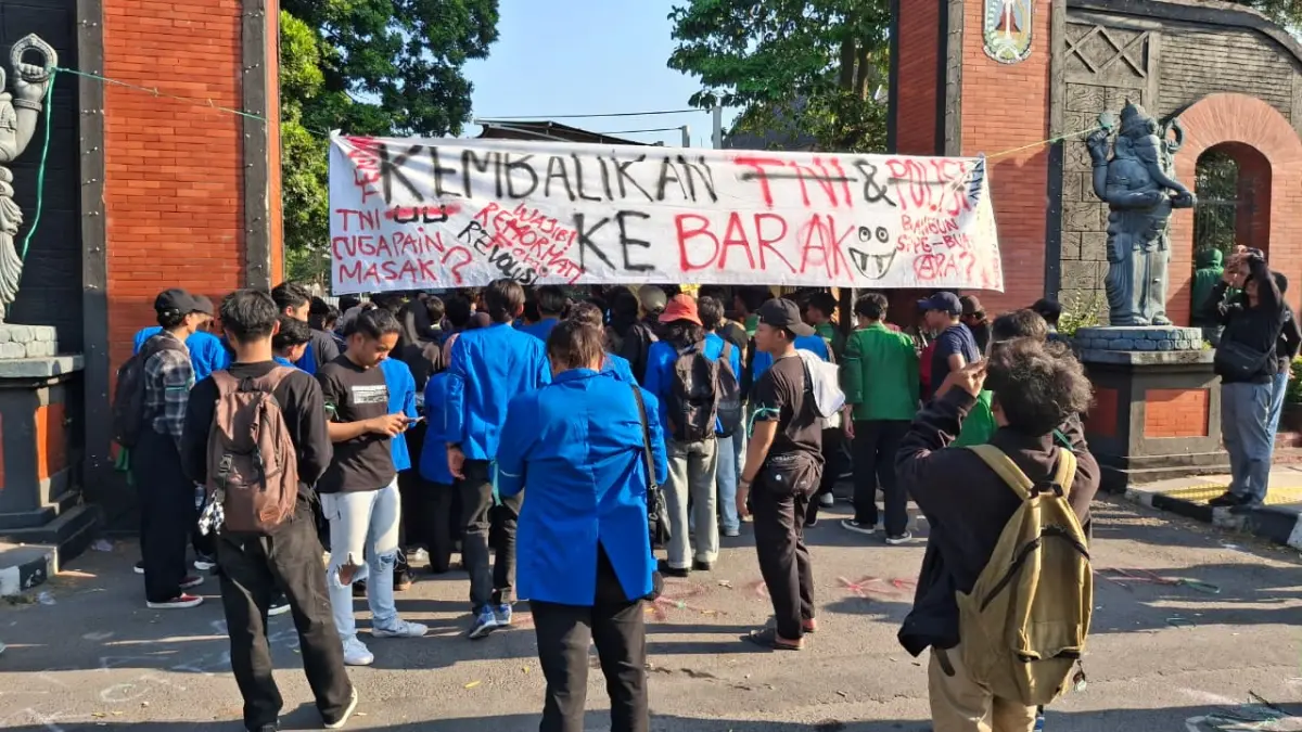 Puluhan Mahasiswa Geruduk Pemkab Kediri. (Asad MS)