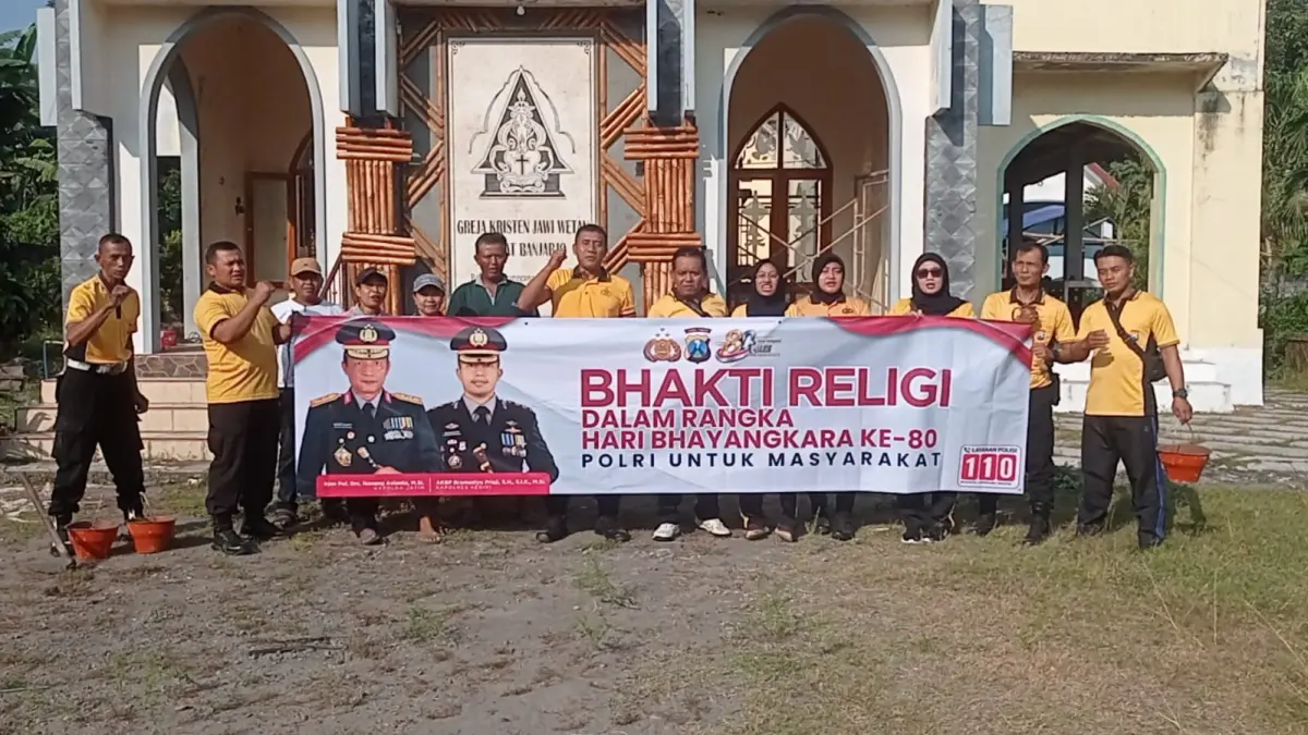 Semangat anggota Polsek Plosoklaten dalam bhakti religi ke Gereja Kristen Jawi Wetan (Sumber Foto : Imam Fathoni/JPRK)