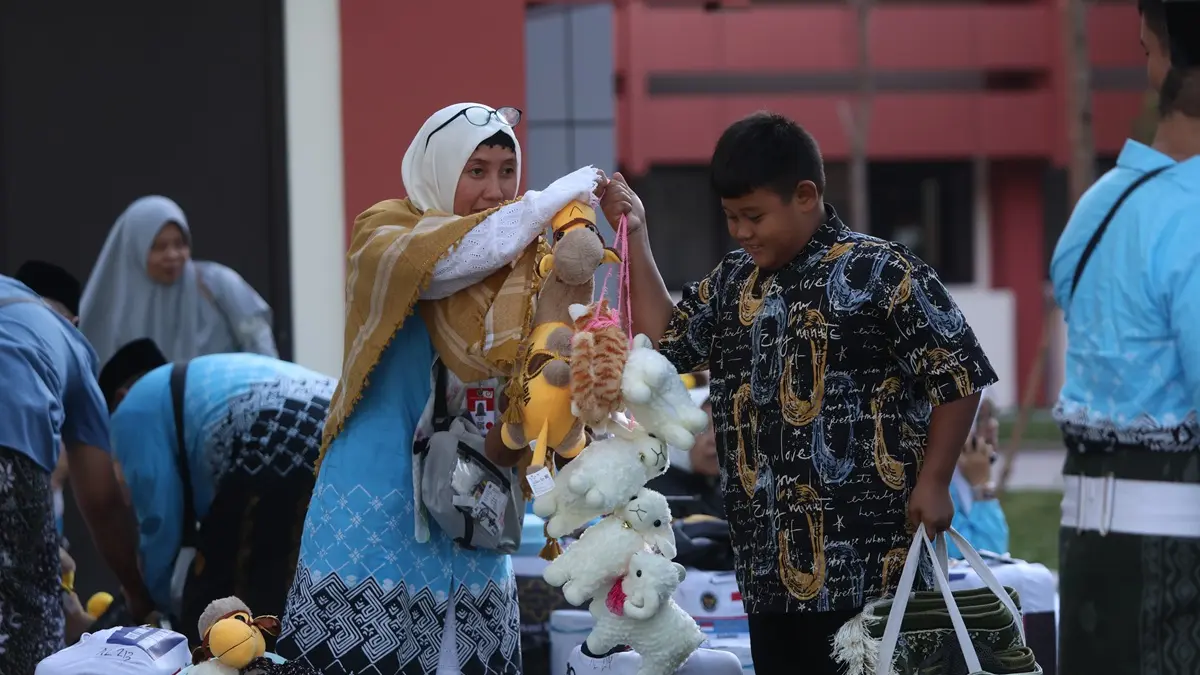 Suasana kepulangan jemaah haji asal Kabupaten Kediri (30/6) di halaman belakang Pemkab Kediri.