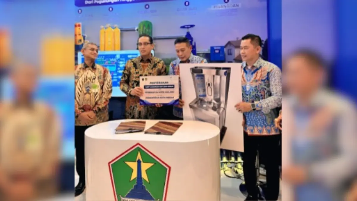 Wali Kota Malang Wahyu Hidayat menyerahkan mesin Anjungan Air Siap Minum kepala Wali Kota Medan Rico Tri Putra Bayu.  (Foto: Dok. Perumda Tugu Tirta)