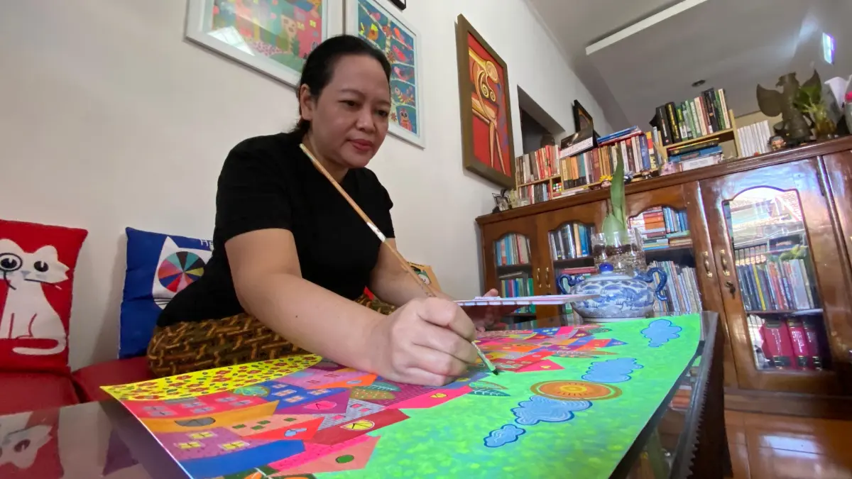 Woro Puspita Ningrum sedang melukis dengan teknik opak. (Hilda Nurmala Risani/JPRK)
