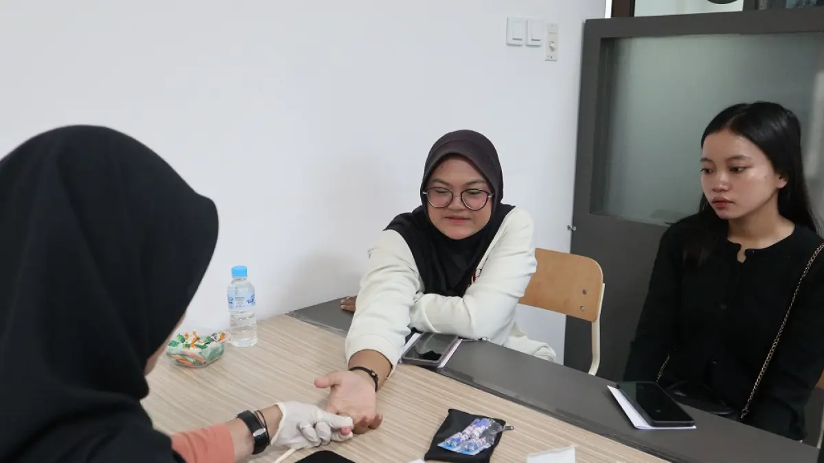 DETEKSI DINI: Mahasiswa PSDKU UB Kediri saat mengikuti cek kesehatan gratis (CKG) yang digelar oleh Dinas Kesehatan Kota Kediri. 