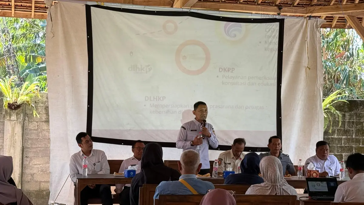 DUDUK BERSAMA: Perwakilan Pemkot Kediri memberikan sosialisasi kepada PKL Car Free Day di Jalan Dhoho. (Hilda Nurmala Risani/JPRK)
